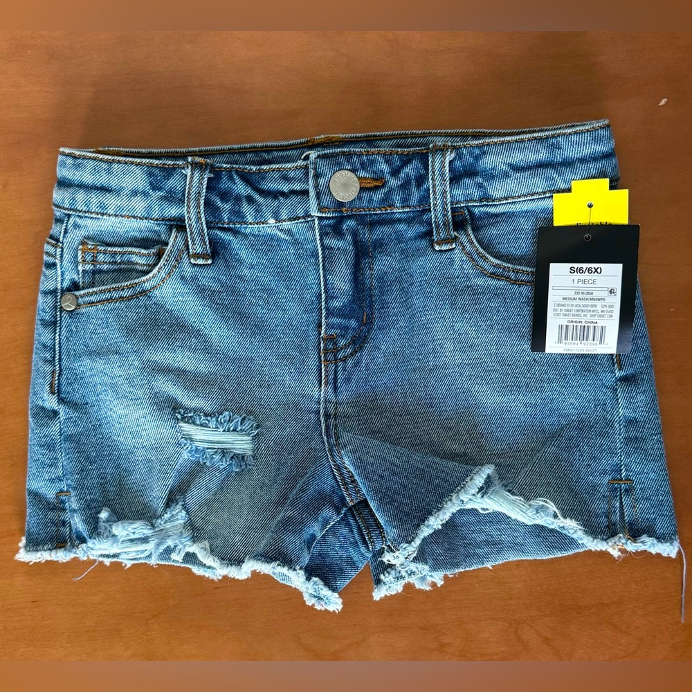 NWT girls denim shorts size 6 Cat & Jack. Never worn, has waist adjuster.